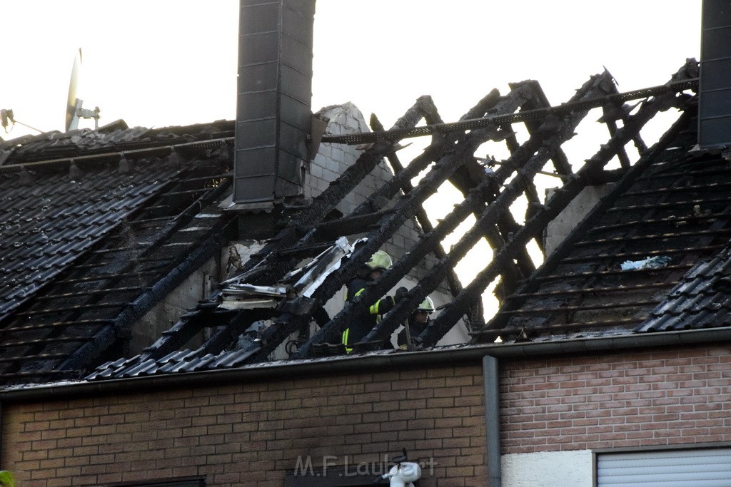 Feuer 2 Vollbrand Reihenhaus Roggendorf Berrischstr P175.JPG - Miklos Laubert